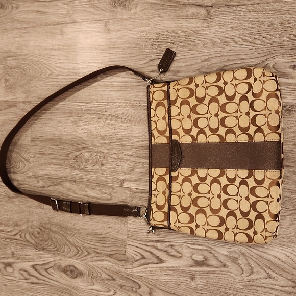Authentic Coach Crossbody Handbag - Picture 1 of 12